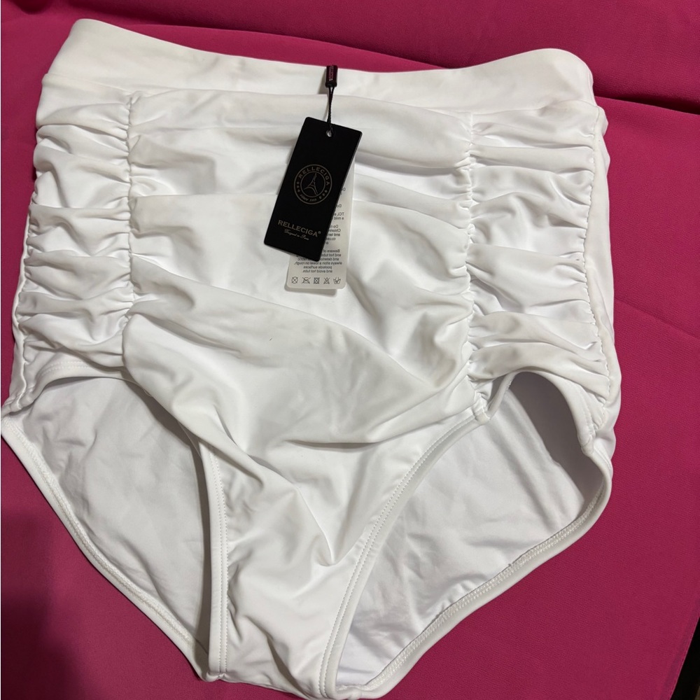 Bikini bottom high waisted color white. Size M NWT